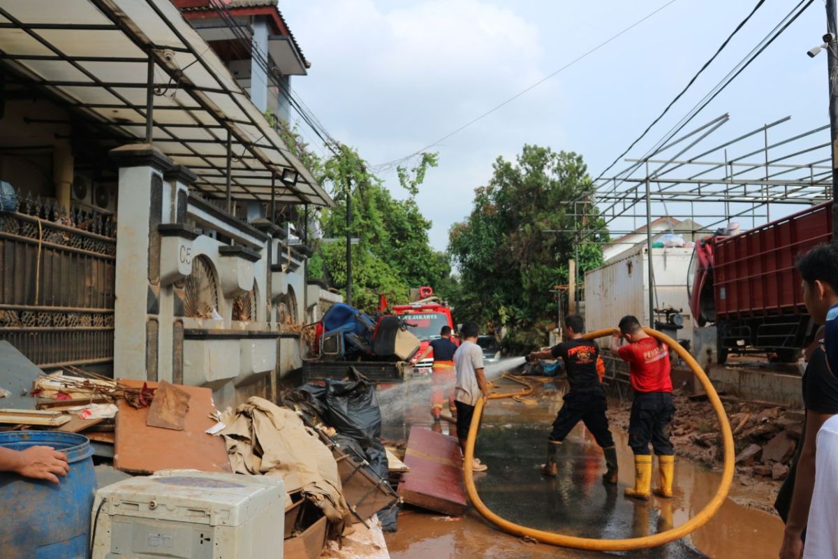 Hingga Minggu 4.401 warga Jakarta masih mengungsi