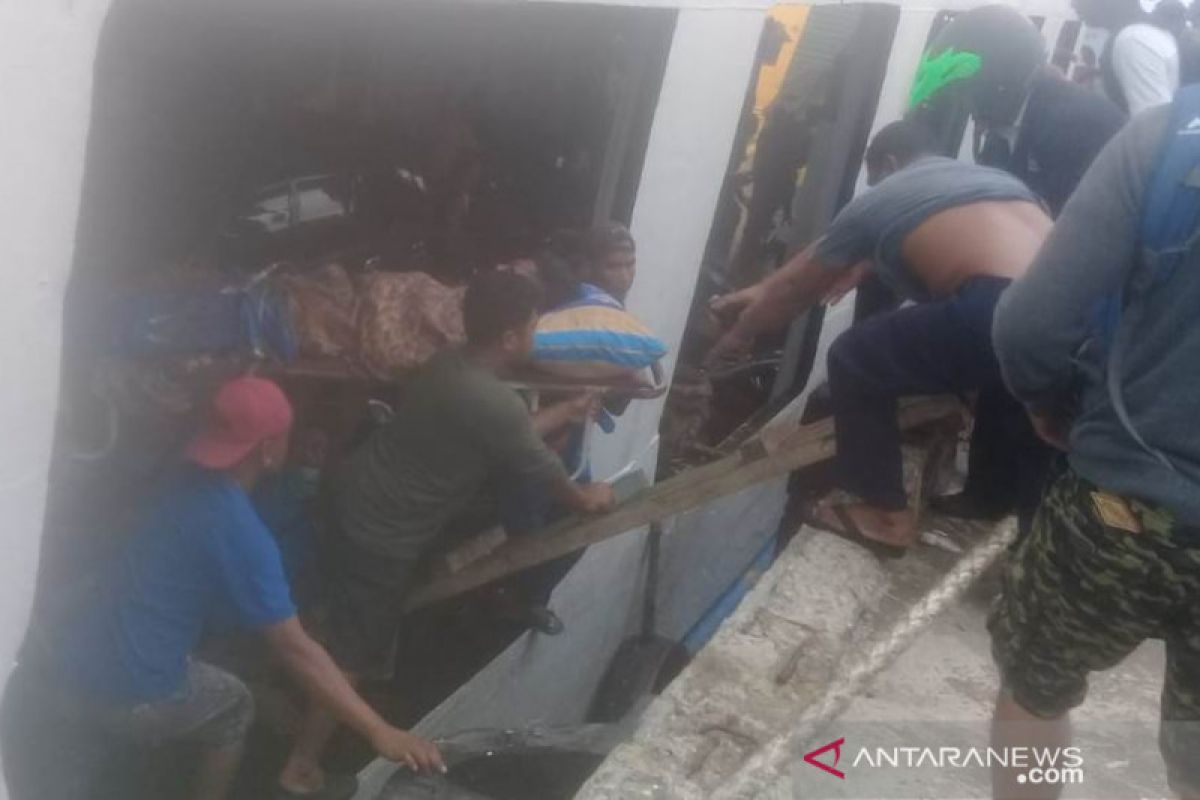 KMP Ile Mandiri tak bisa sandar di Pelabuhan Bolok