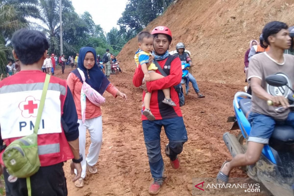 PMI kirim logistik dan bantu ibu melahirkan di lokasi bencana Bogor