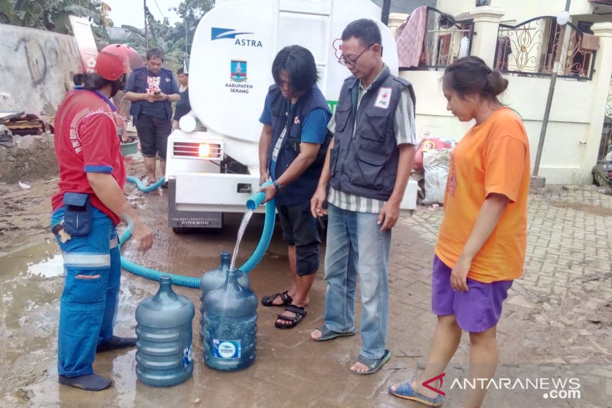 PMI salurkan 55.000 liter air bersih untuk korban banjir di Tangerang dan Bekasi