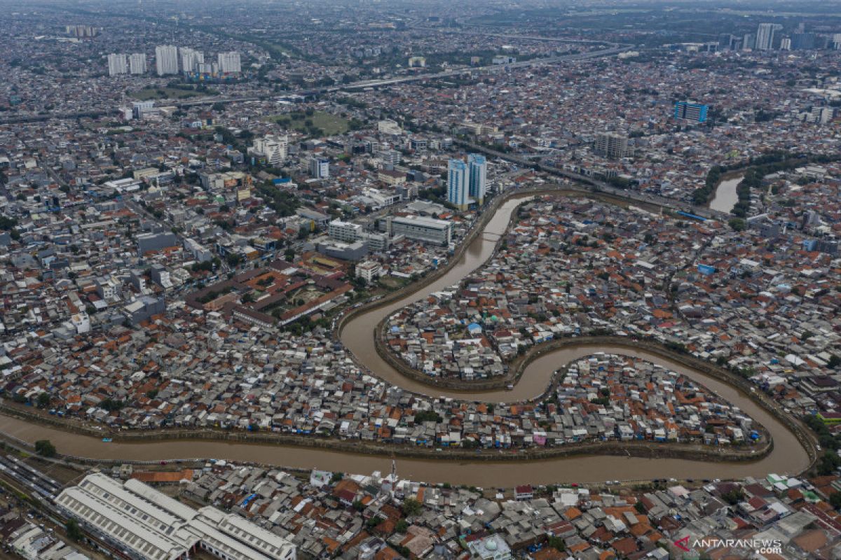 Walkot Jaktim akan bebaskan  bantaran Ciliwung dengan cara humanis