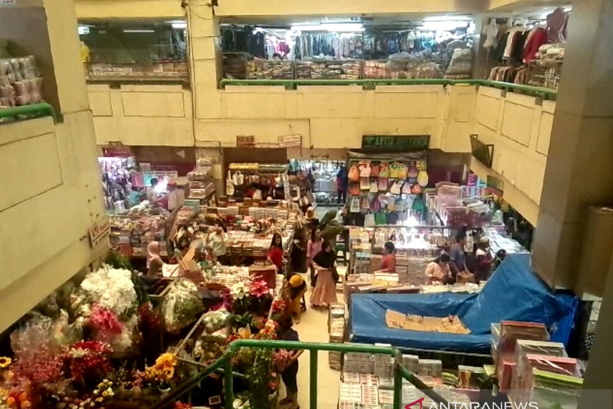 Empat hari usai banjir, pedagang di Pasar Jatinegara kembali berjualan