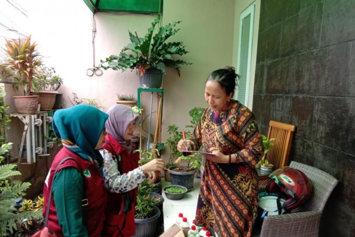 Dinkes Kota Tangerang kunjungi rumah warga terdampak banjir cek kesehatan