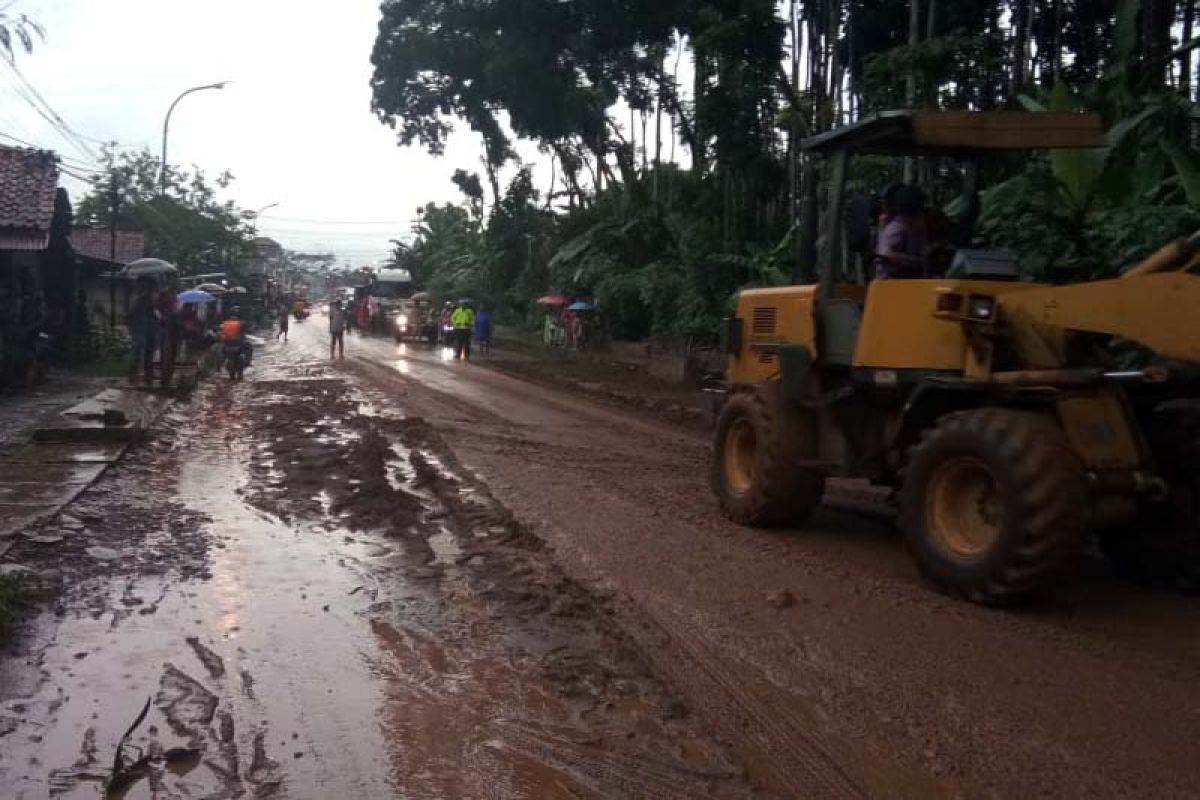 2 titik longsor di jalur selatan Jateng ditangani