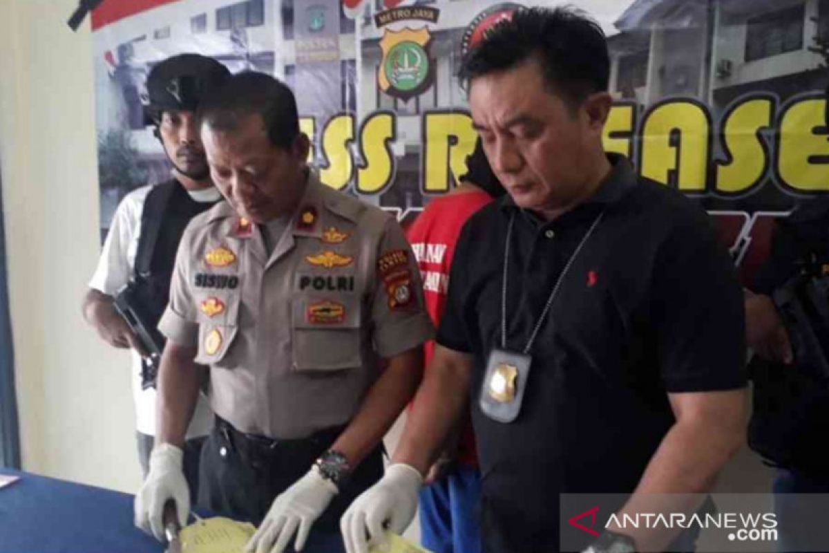 Sadis, Kawanan begal bacok Fadli saat mencari pertolongan akibat kebanjiran di Bekasi