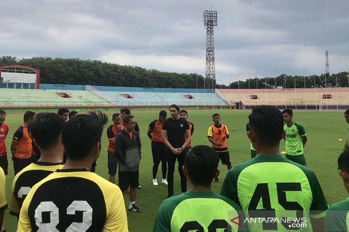 Persebaya perkenalkan Mahmoud Eid pada latihan perdana