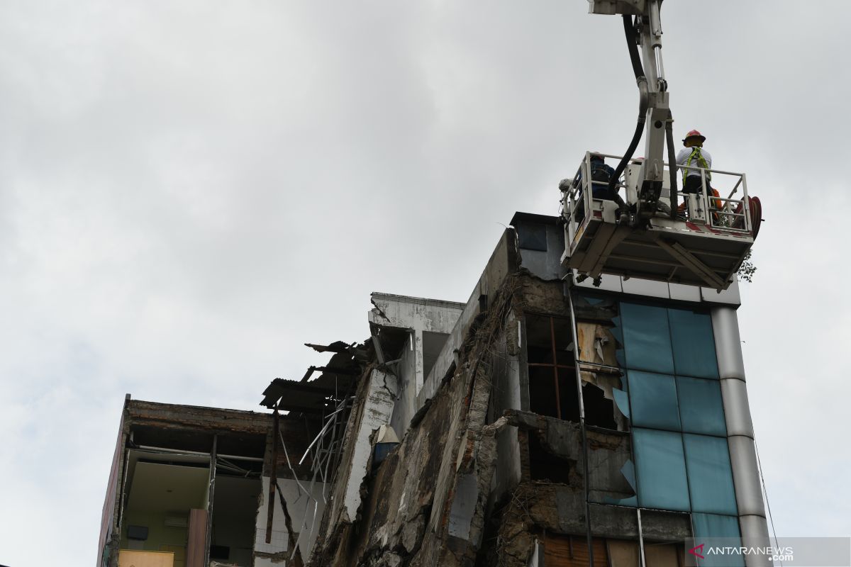 Five witnesses in Jakarta's building collapse face police questioning