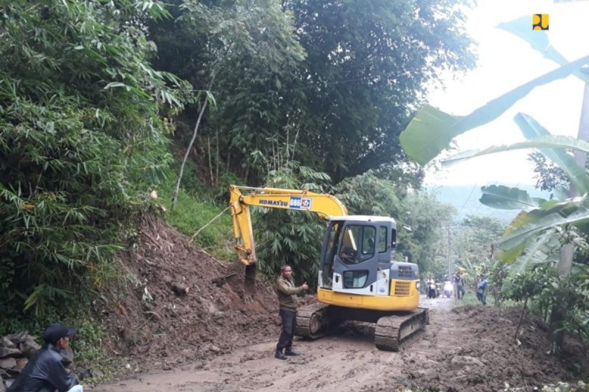 Buka akses daerah terisolir di Bogor, Menteri PUPR tambah alat berat