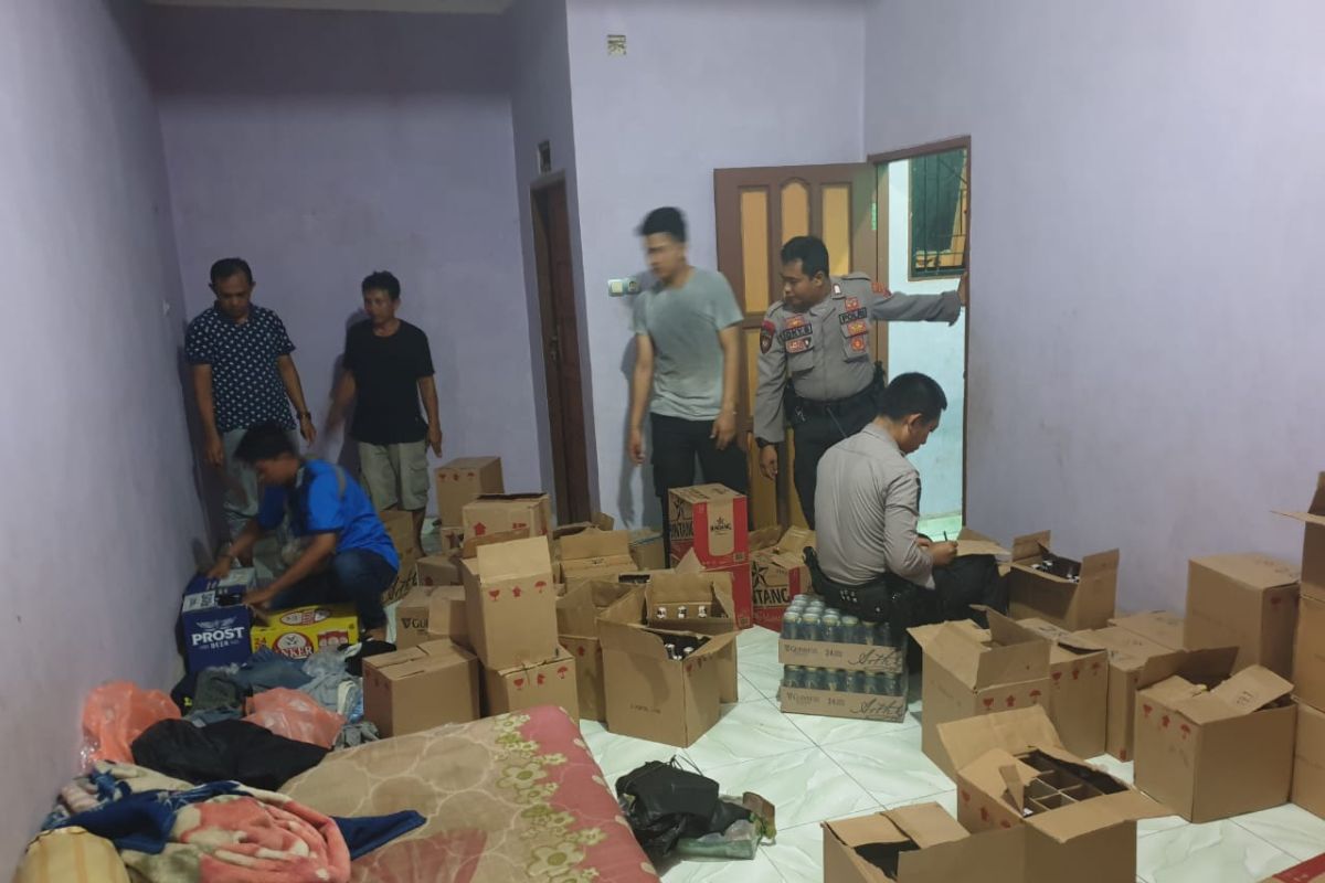 Polres Tabalong sita ribuan botol miras