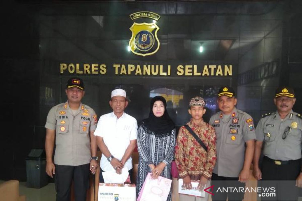 Kapolres Tapsel lepas santri dan anggotanya berangkat umroh