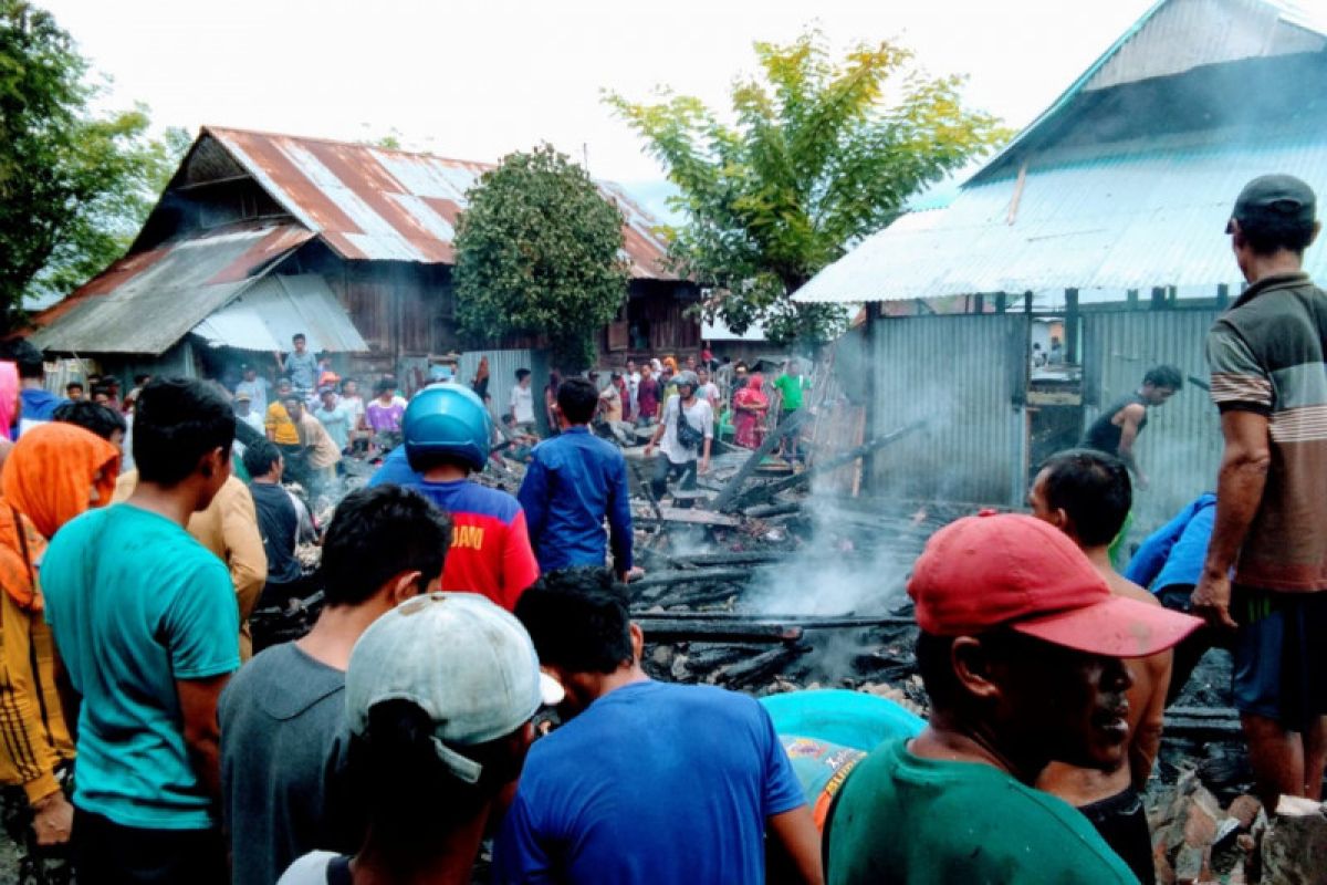 Enam rumah panggung milik warga di Bima dilalap si jago merah