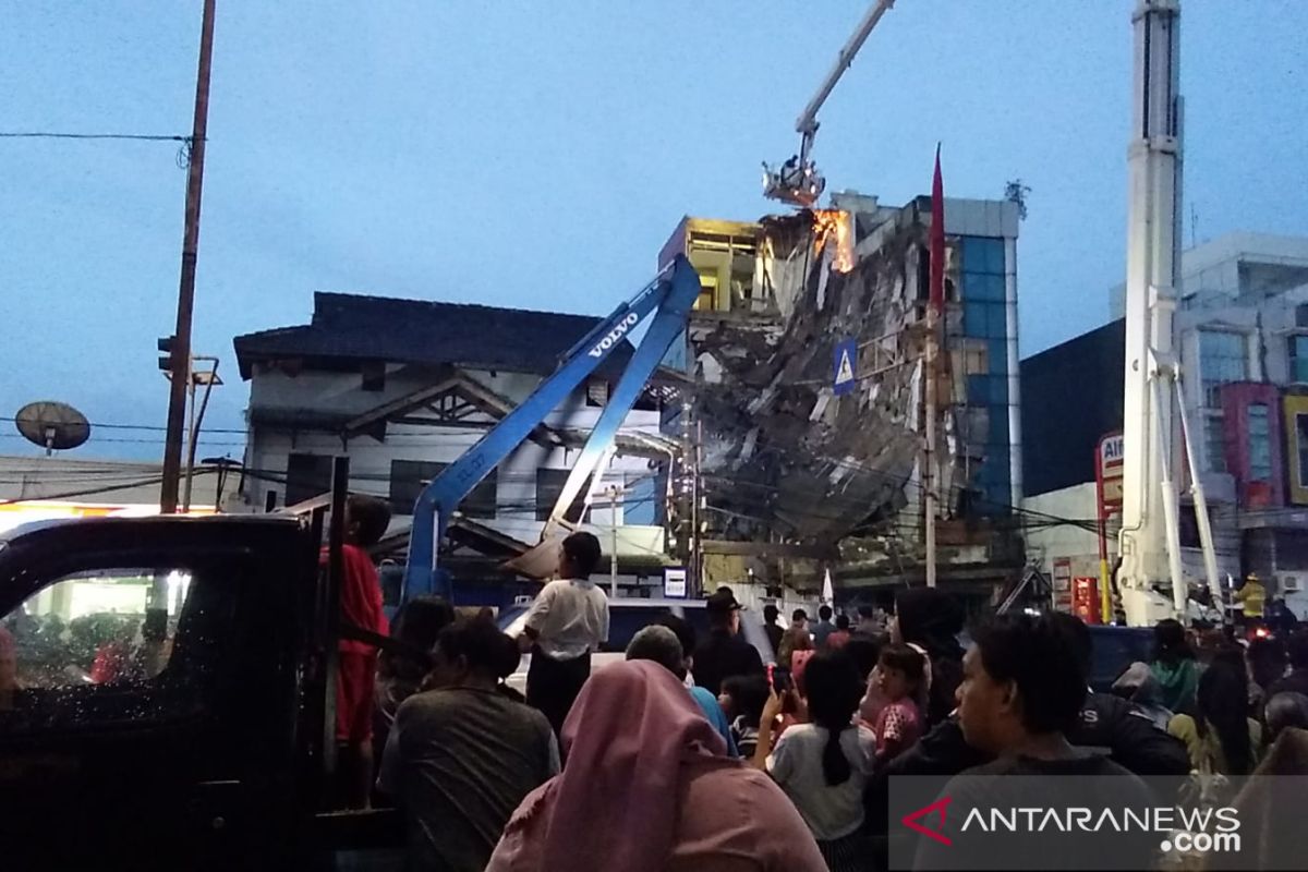 Ekskavator hingga bronto skylift membantu tangani gedung ambruk