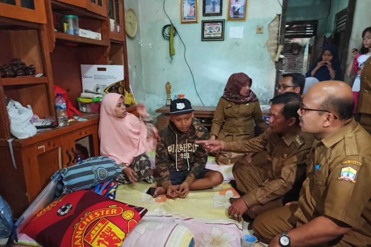 Walikota Serang Jenguk Adriansyah Penderita Kangker di Cilowong