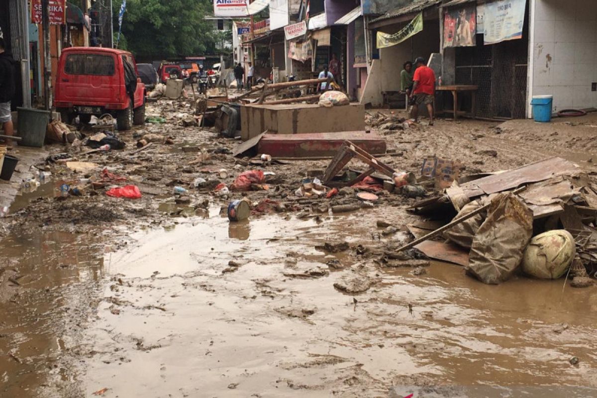 6.000 ton sampah banjir diangkut Pemkot Bekasi