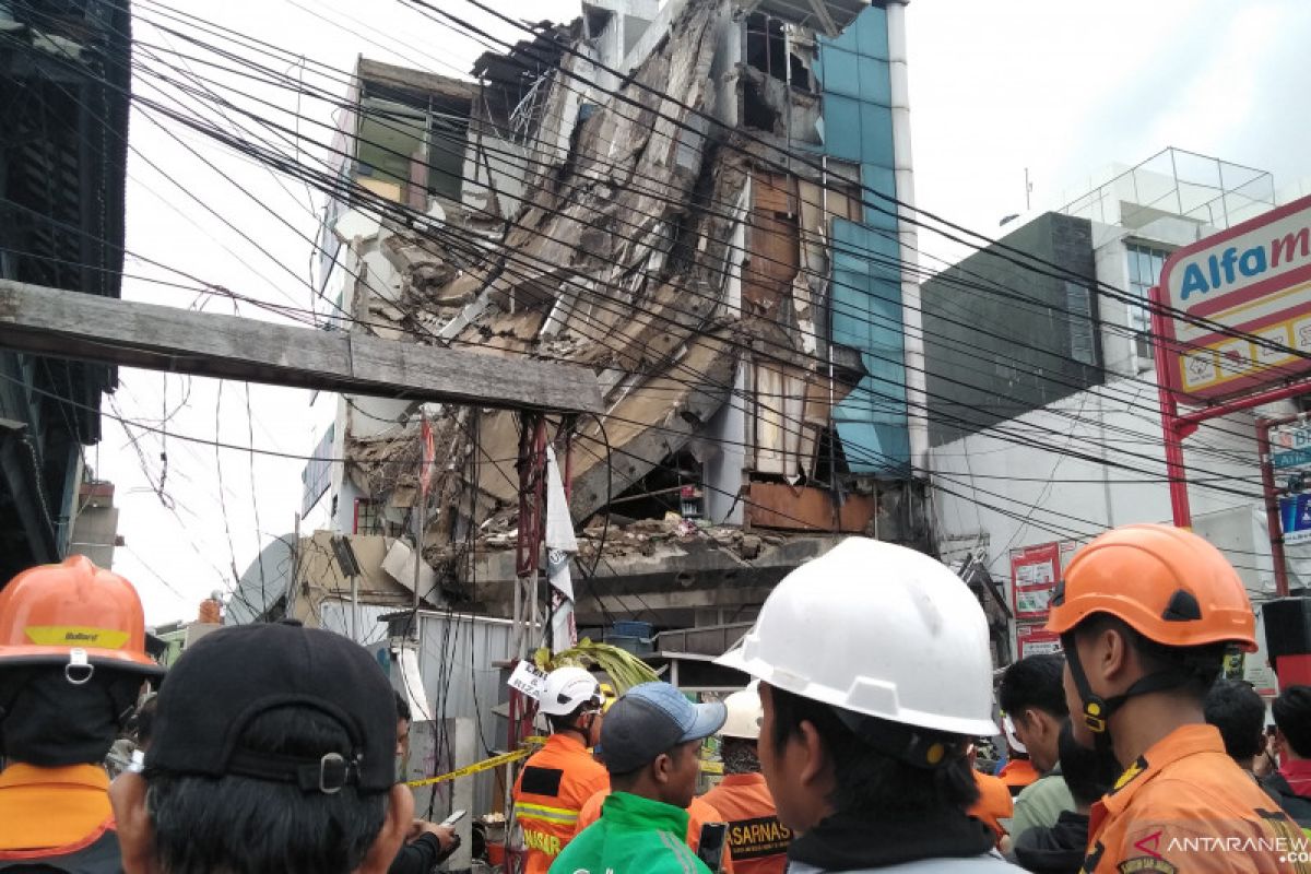 Gedung lima lantai roboh di Palmerah