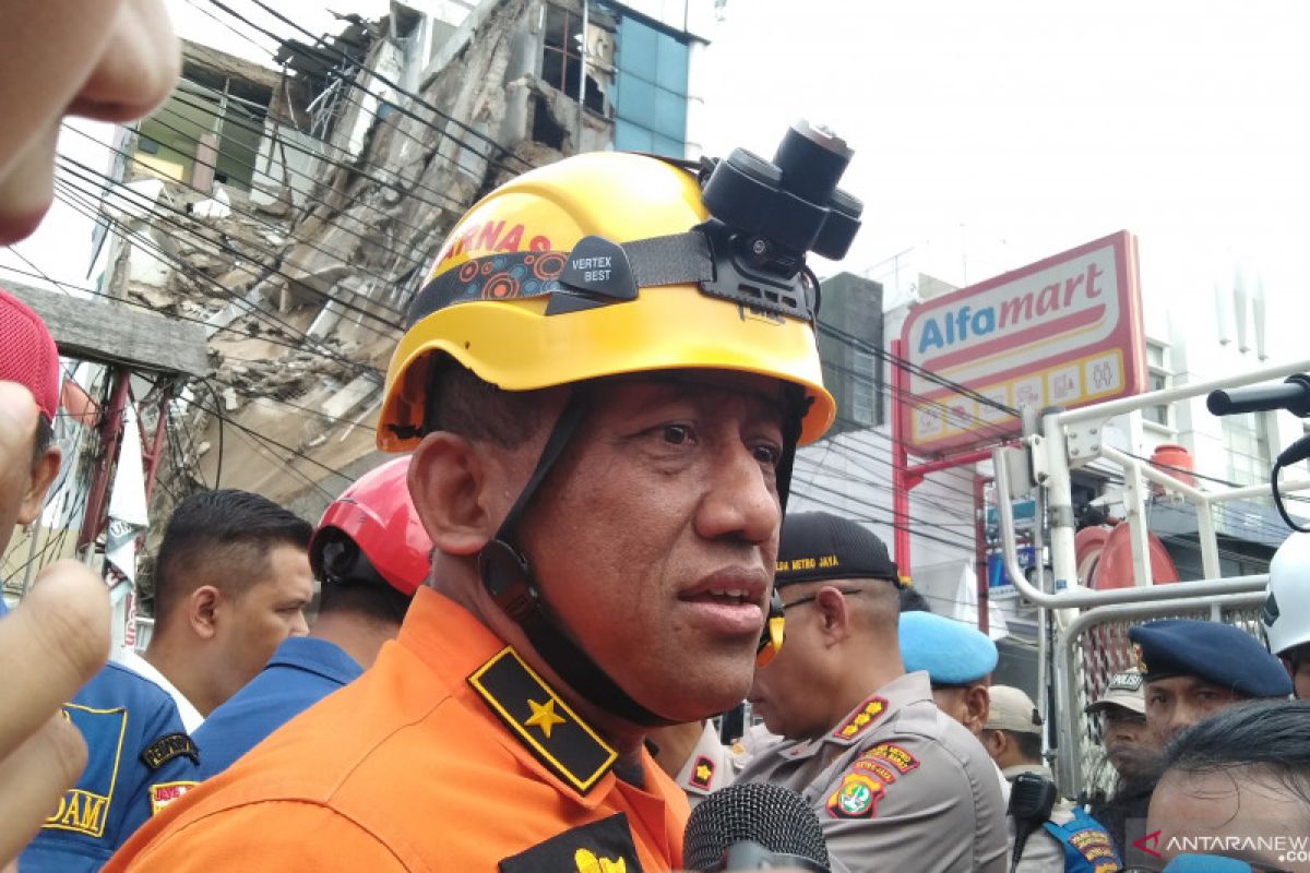 Four-story building in Jakarta collapses, injuring 11