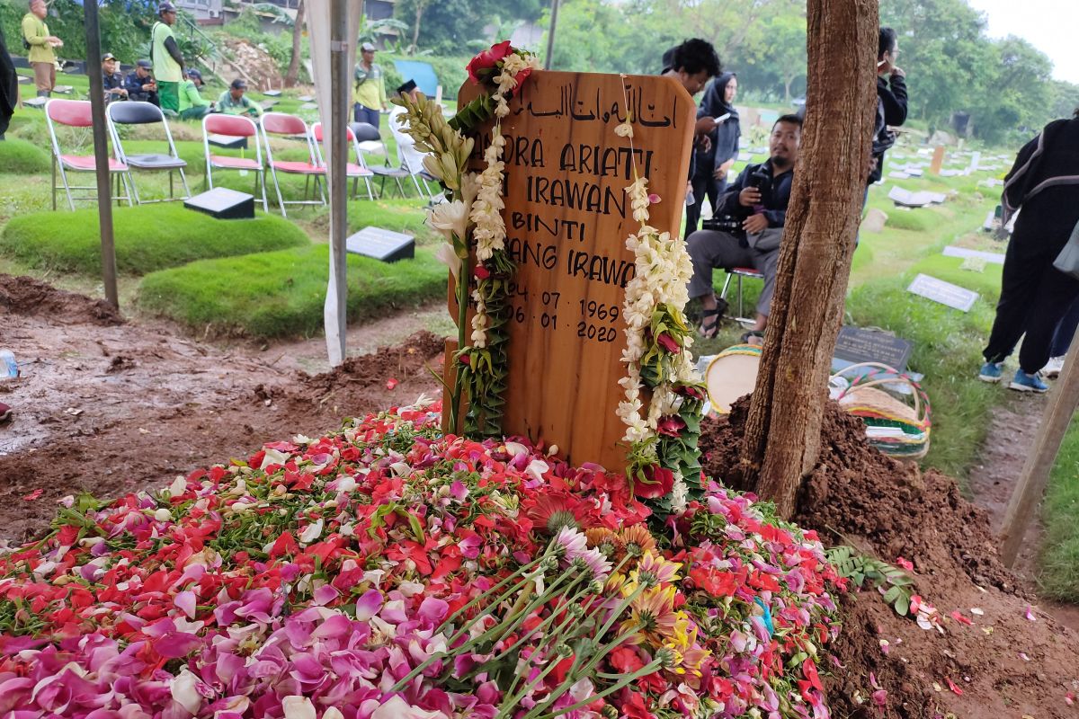 Hujan dan isak tangis iringi pemakaman Ria Irawan