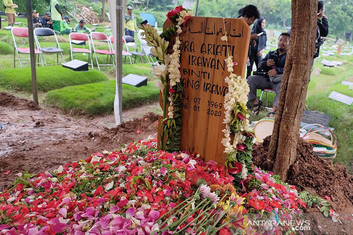 Rintik hujan dan isak tangis iringi pemakaman aktris Ria Irawan