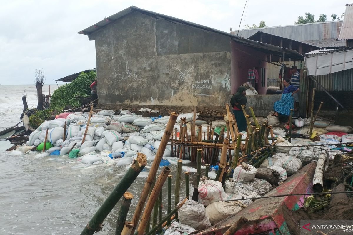 Warga Kabupaten Takalar gunakan pasir dalam karung untuk tahan abrasi