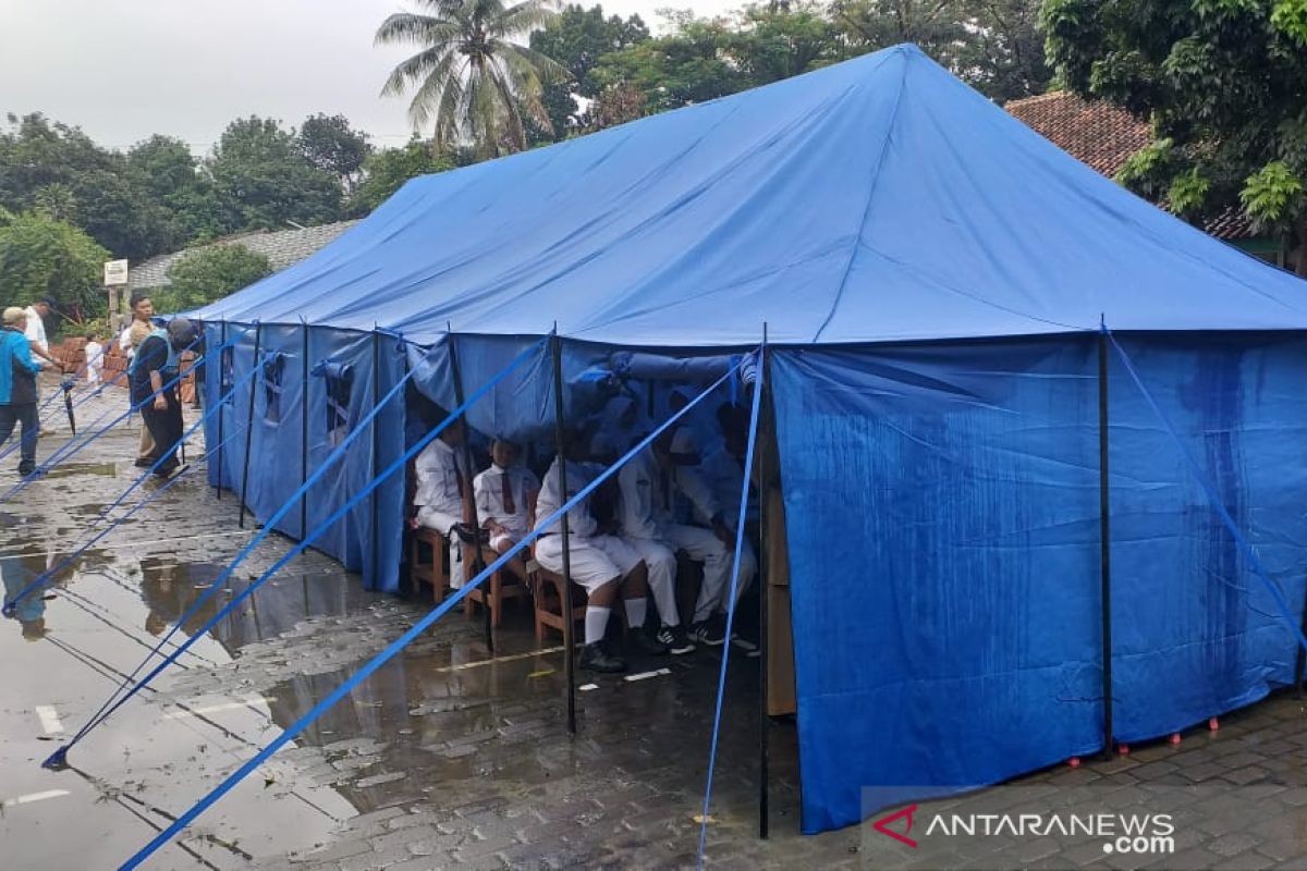 210 siswa SD Cirimekar 02 Cibinong terpaksa  belajar di tenda akibat bencana alam