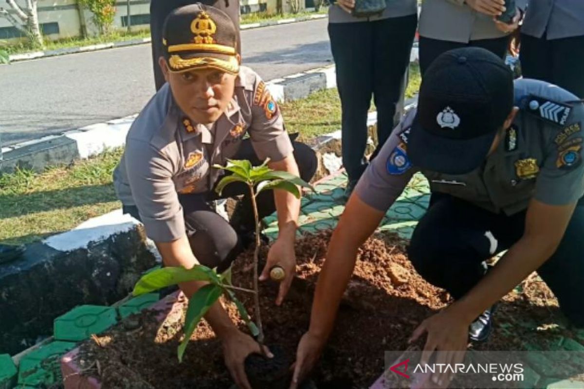 Polres Bangka Selatan tanam 300 pohon hijaukan lingkungan