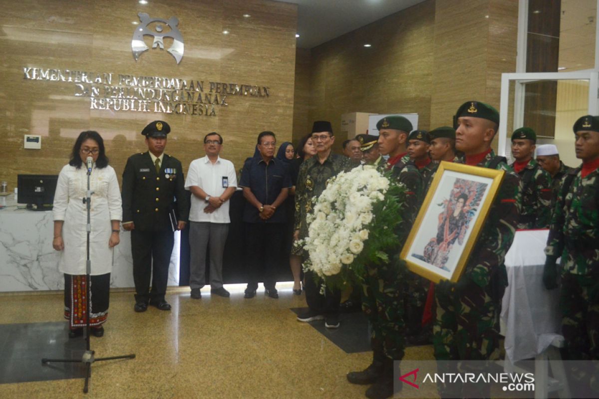 Menteri PPPA lepas jenazah Mien Sugandhi ke makam pahlawan