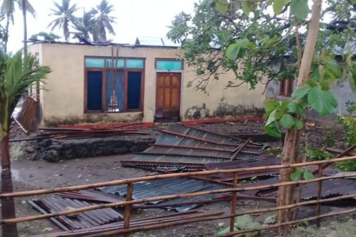 Nine houses in Hadakewa, Lembata, wrecked by whirlwind