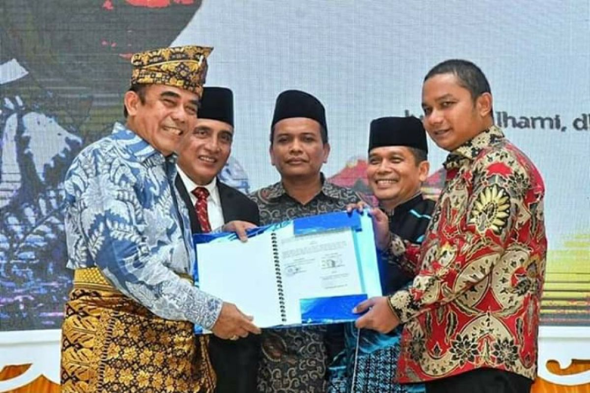 Berperan dalam kerukunan beragama, Bupati Tapteng terima penghargaan dari Menag