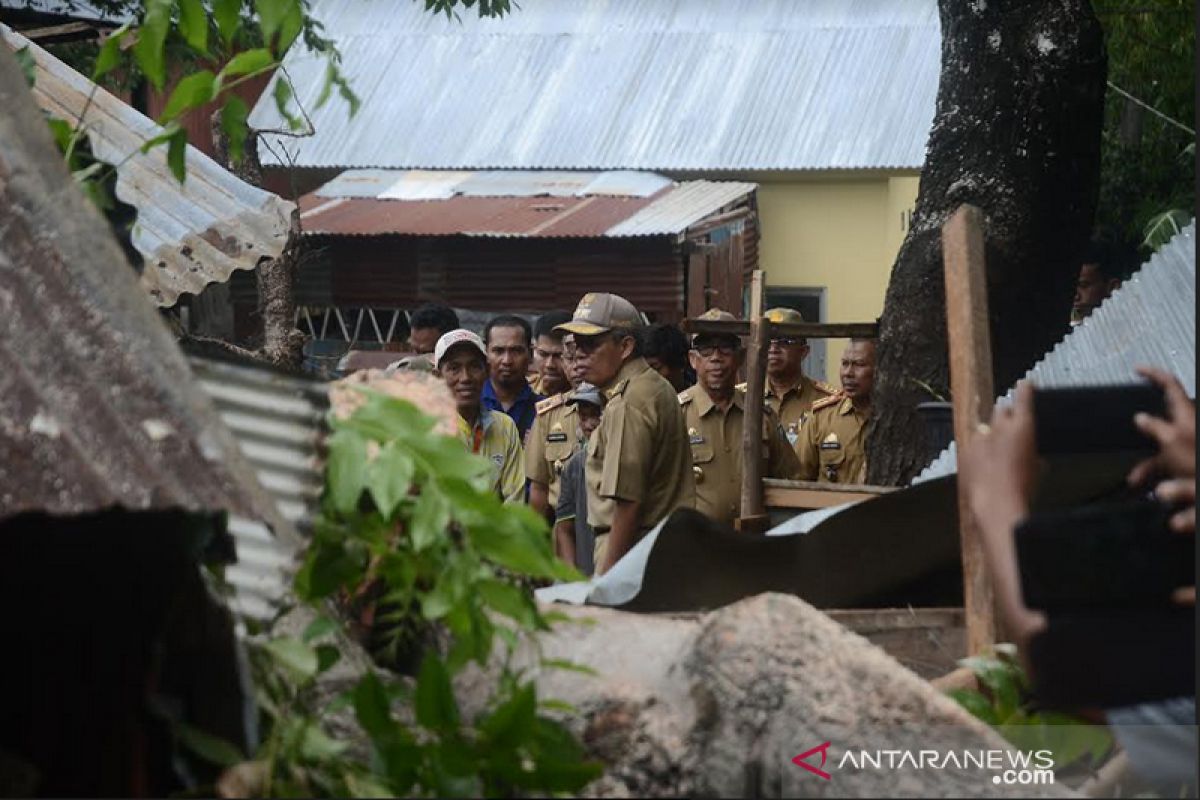 Wali Kota Parepare berikan bantuan pangan kepada warga korban angin kencang