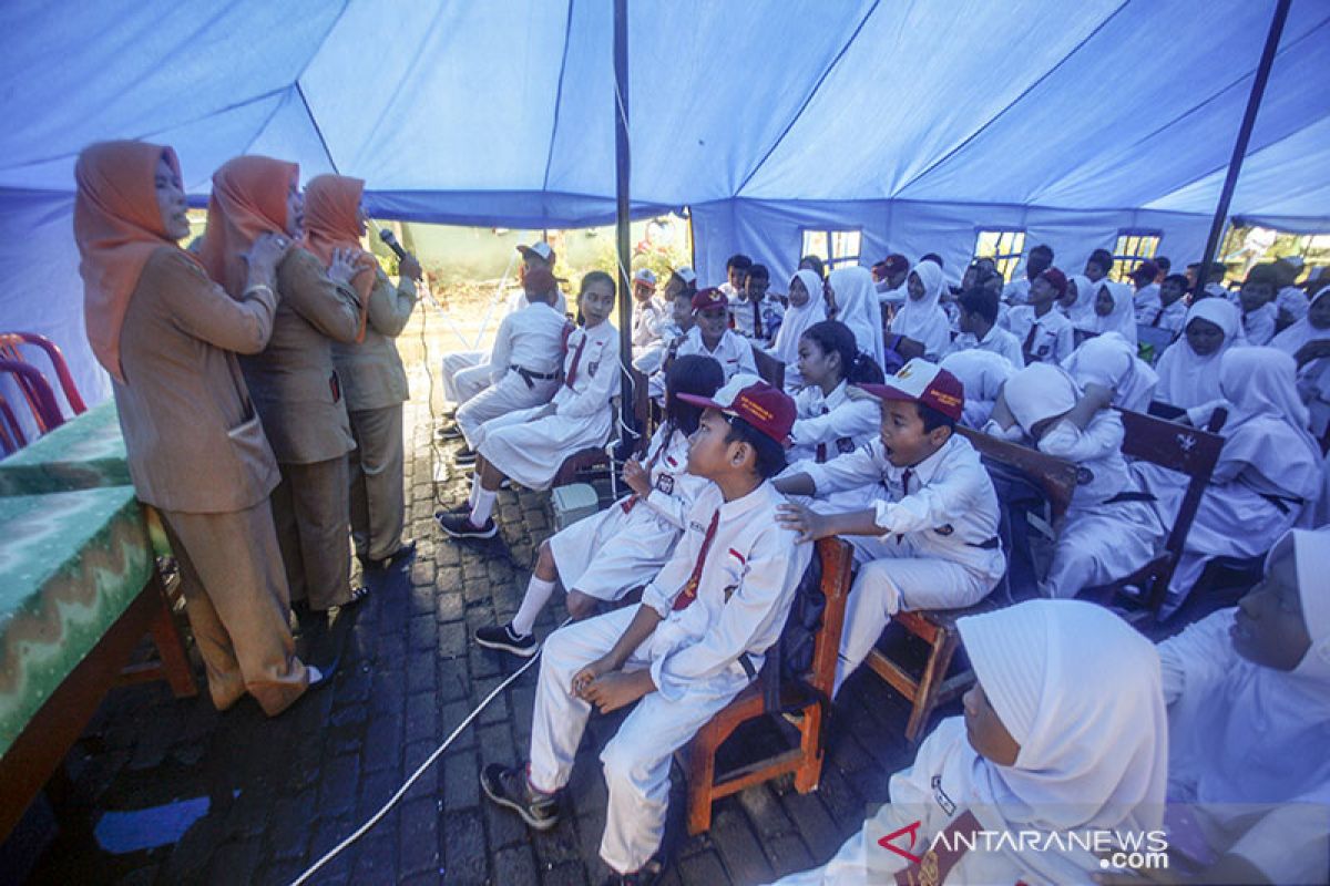 Nadiem Makarim tinjau sekolah ambruk di Cibinong