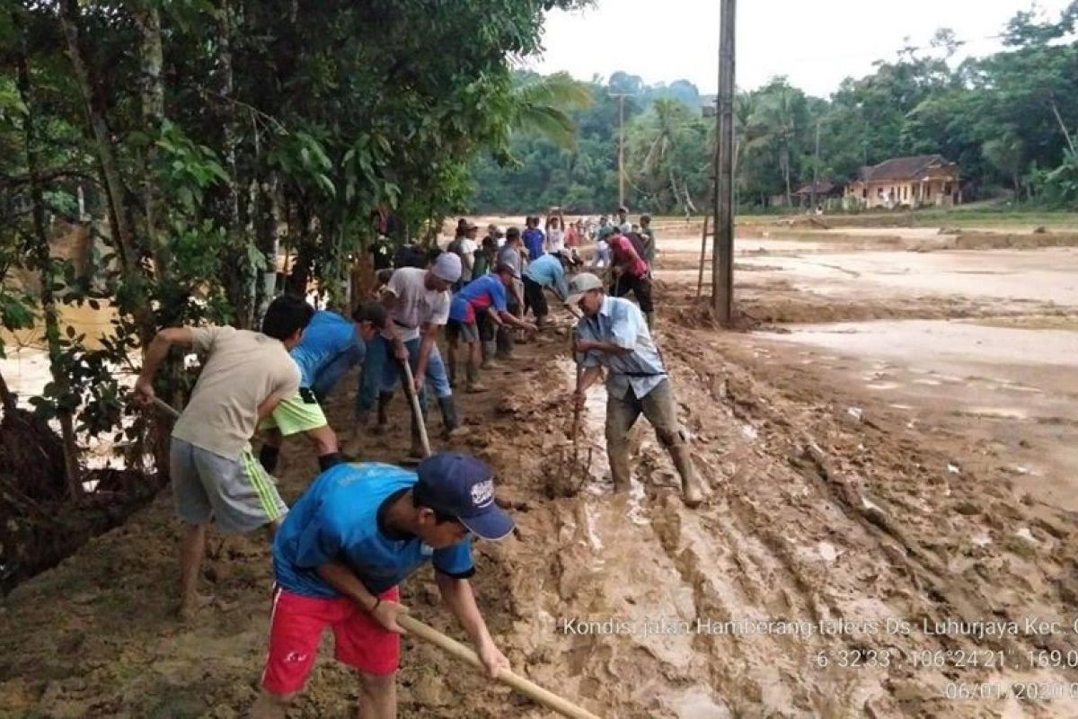 Warga Lebak gotong royong bangun jembatan darurat