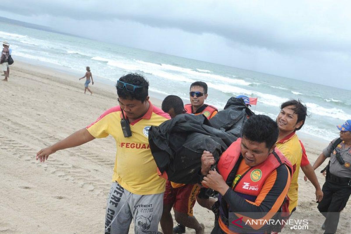 Tim SAR evakuasi jenazah wisatawan tenggelam di Seminyak-Badung