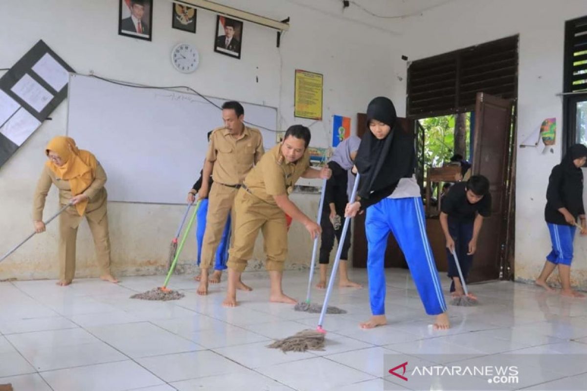 Wali Kota Tangerang bersama siswa di bersihkan sekolah terdampak banjir