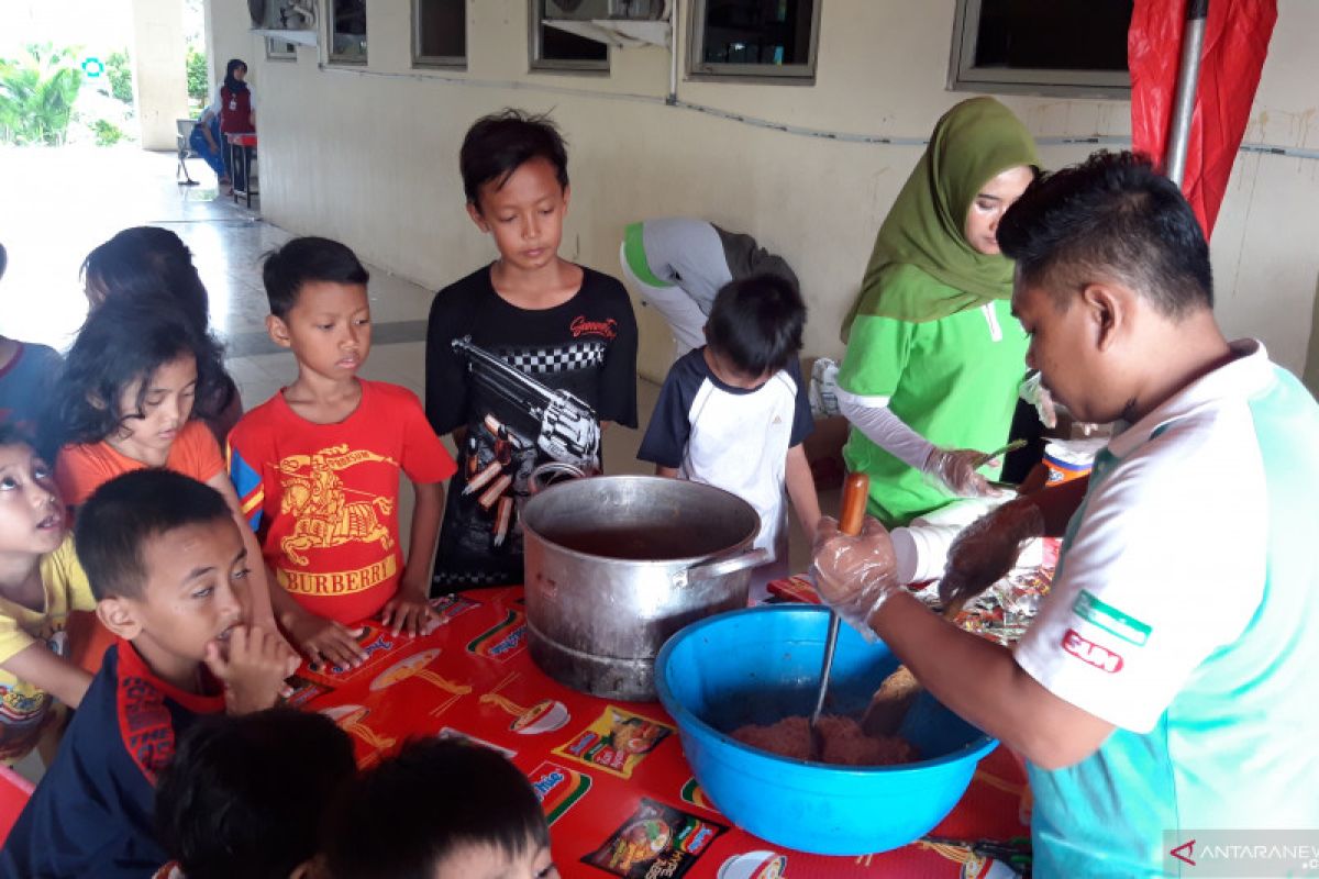 Anak-anak dan perempuan korban banjir diberikan pendampingan