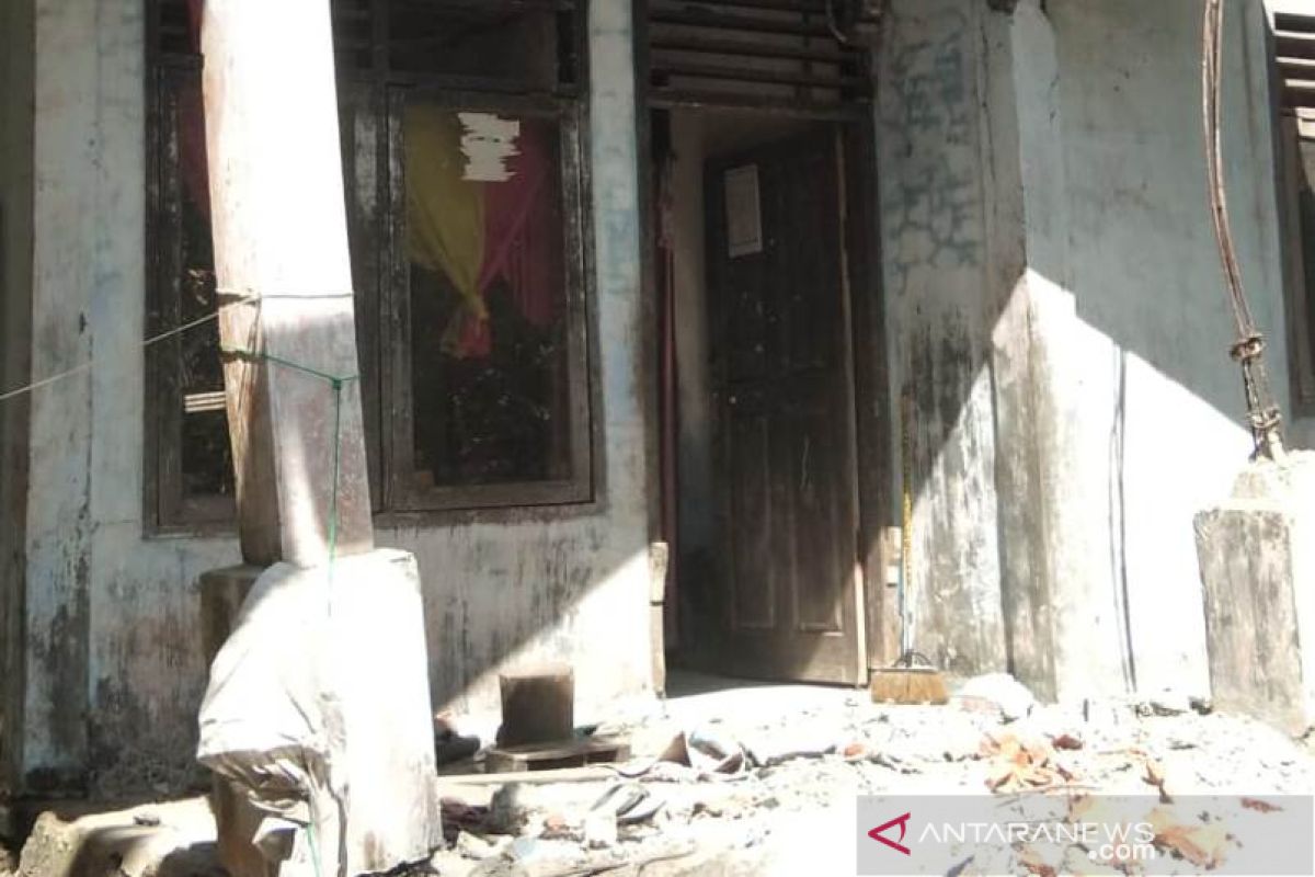 Gempa juga merusak sejumlah rumah dan Kantor Satpol PP Simeulue Aceh