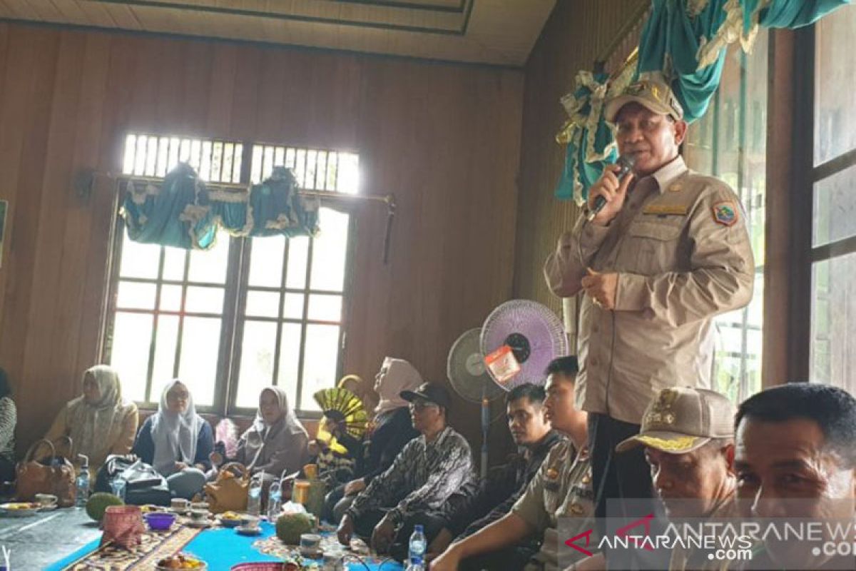 Warga Dayak Bangkalaan melestarikan pesta adat Balian Tandik