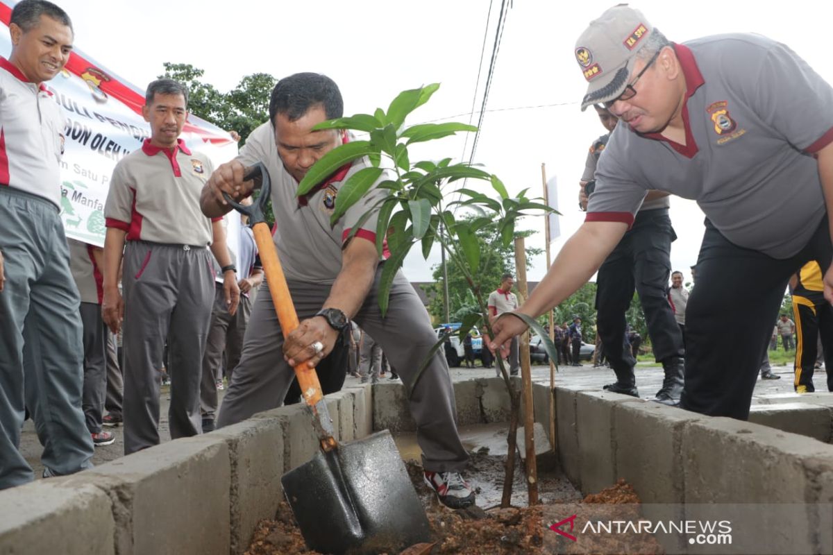 Polda Sulsel cegah banjir dan longsor dengan gerakan menanam pohon