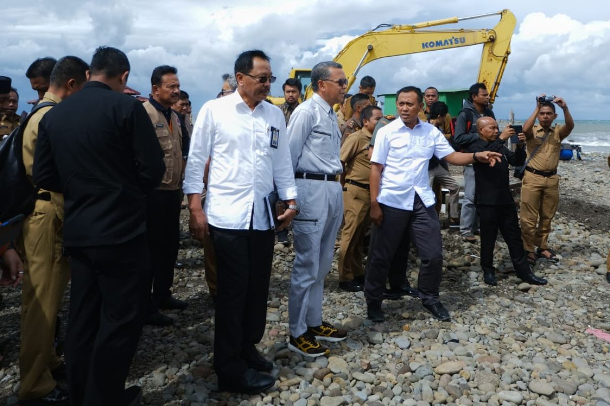 Gubernur Sulsel tinjau abrasi Pantai Galesong Kabupaten Takalar