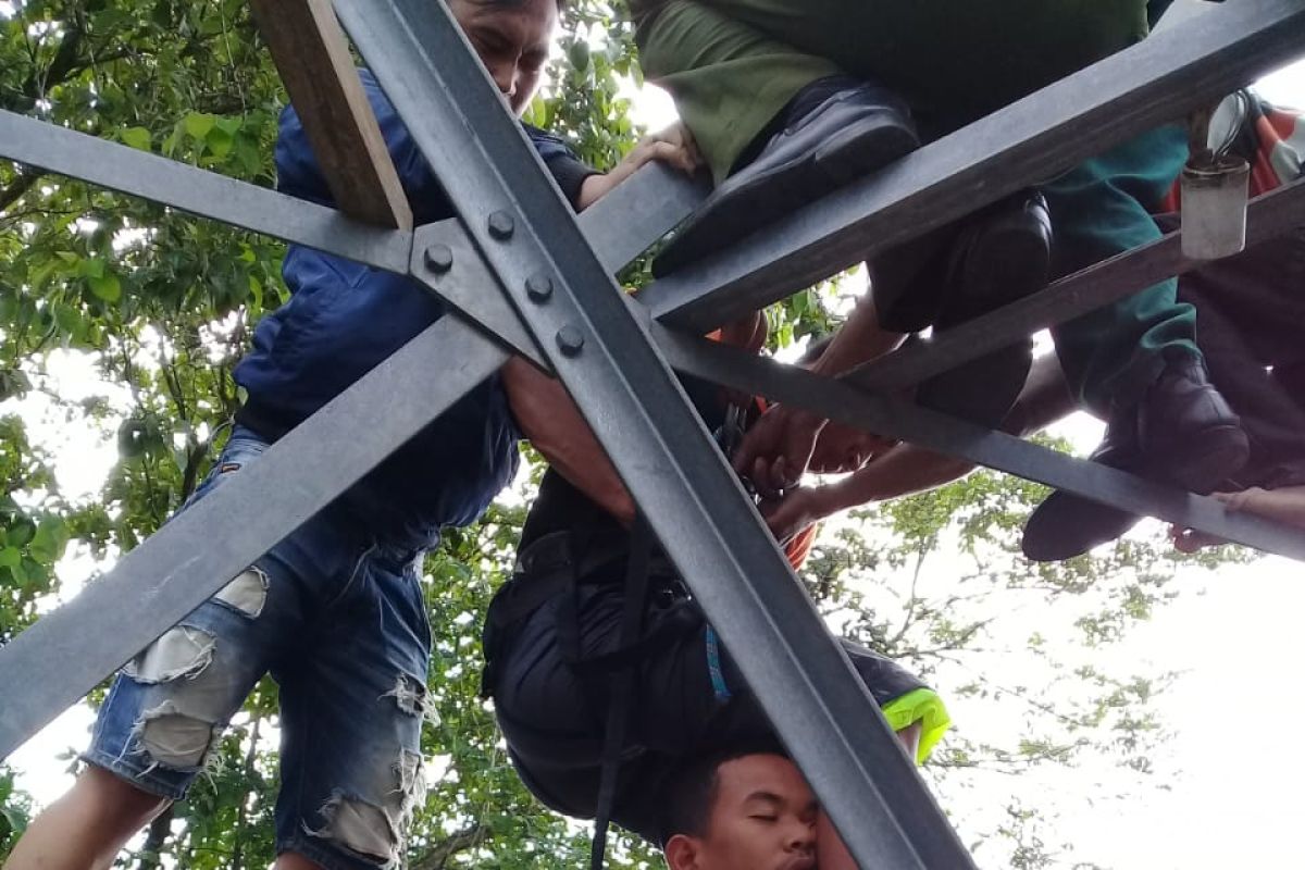 Gara-gara disebut bodoh, siswa ini mencoba bunuh diri dari atas tower provider