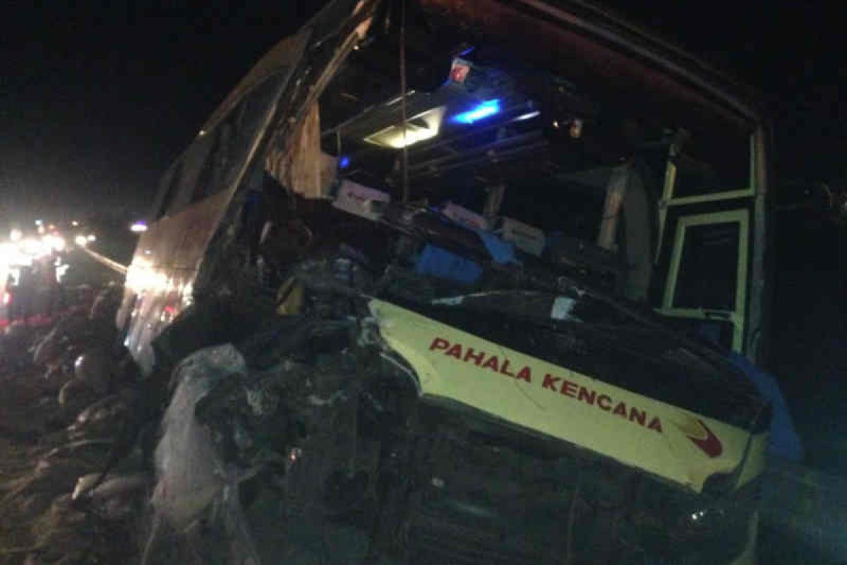 Bus tabrak truk, dua orang tewas