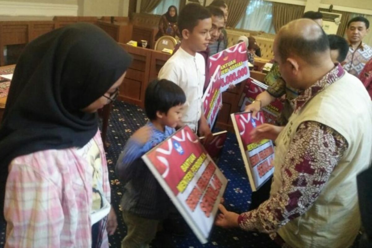 400 paket perlengkapan sekolah untuk anak warga Talangsari Lampung disalurkan