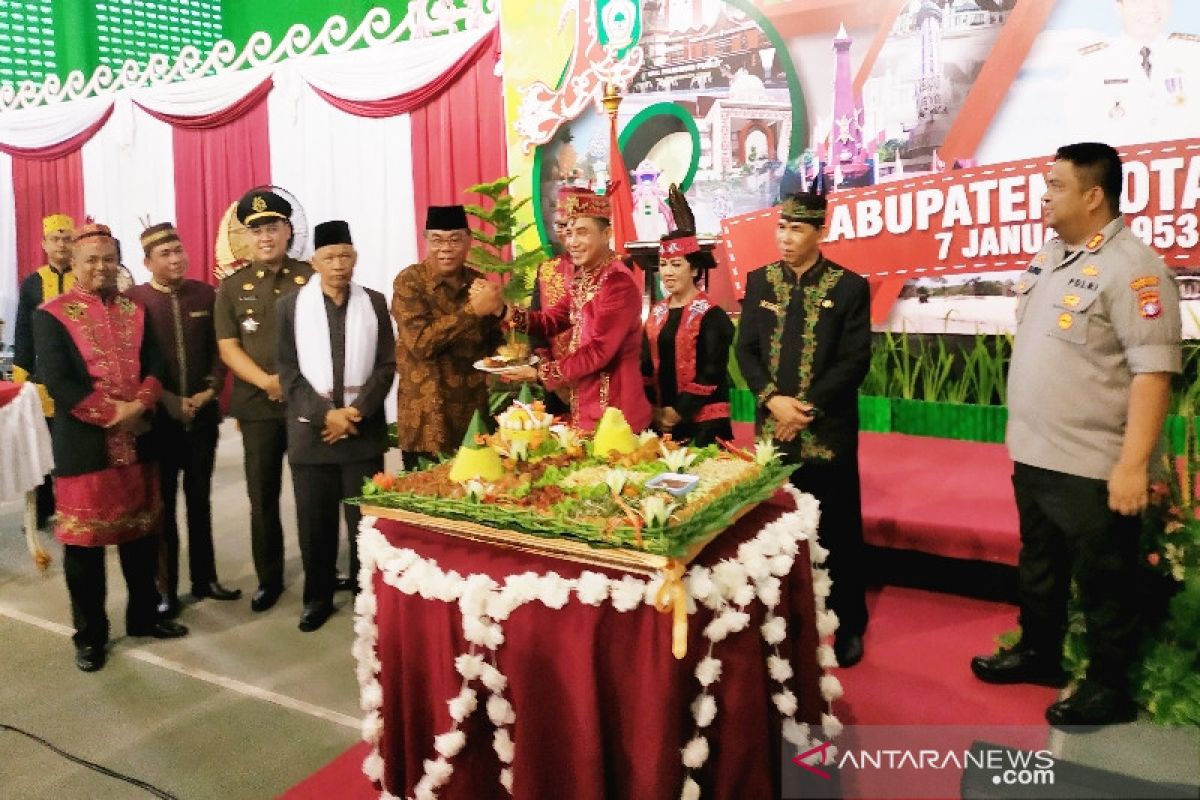 Dipuji banyak kemajuan, Bupati Kotim malah minta maaf