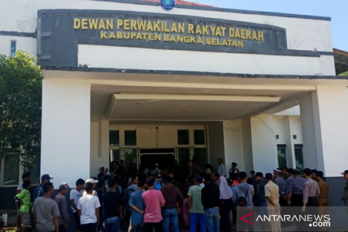 Puluhan warga Desa Keposang padati gedung DPRD Bangka Selatan