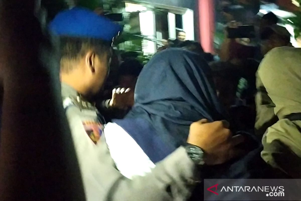 OTT KPK di Sidoarjo, tiga orang dibawa ke Polda Jatim