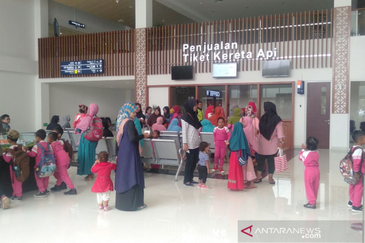 Masyarakat Solo antusias jajal KA Bandara Soemarmo-Stasiun Solobalapan