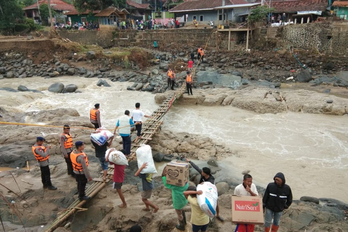 Berjibaku menyalurkan bantuan korban banjir dan longsor