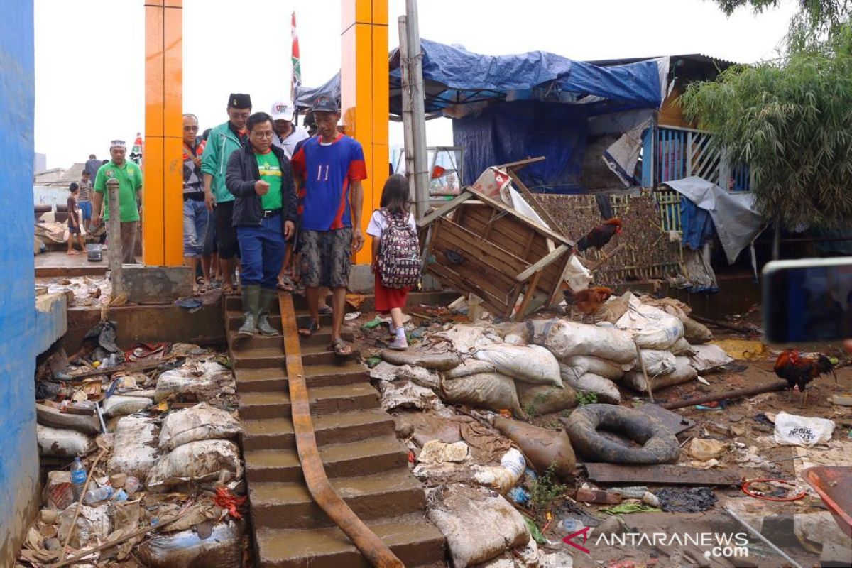 Muhaimin semangati warga Kampung Pulo bersihkan selokan pascabanjir