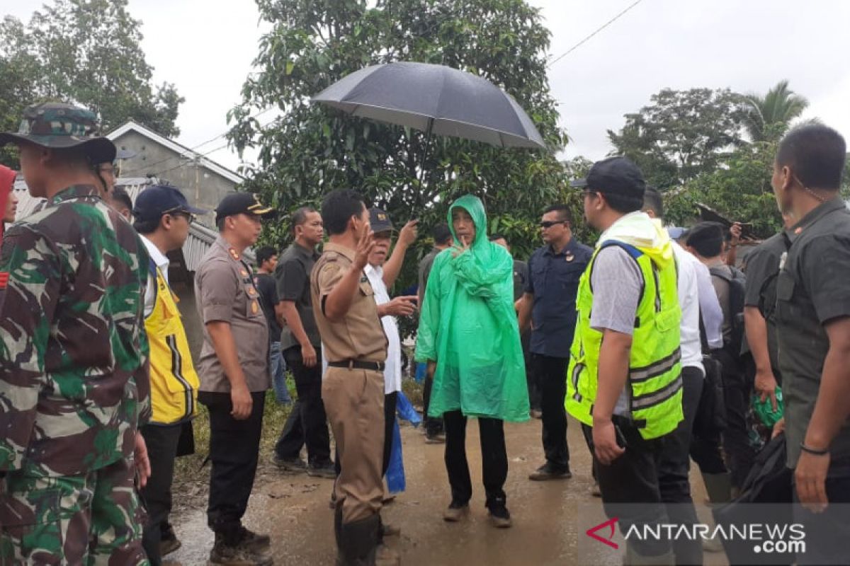 Jokowi kenakan jas hujan plastik tinjau lokasi longsor di Sukajaya Bogor