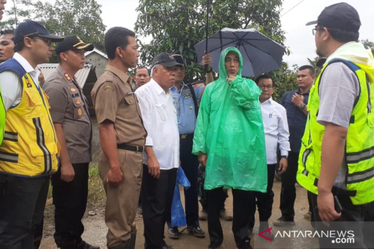 Jokowi kenakan jas hujan plastik Rp10 ribu nan praktis