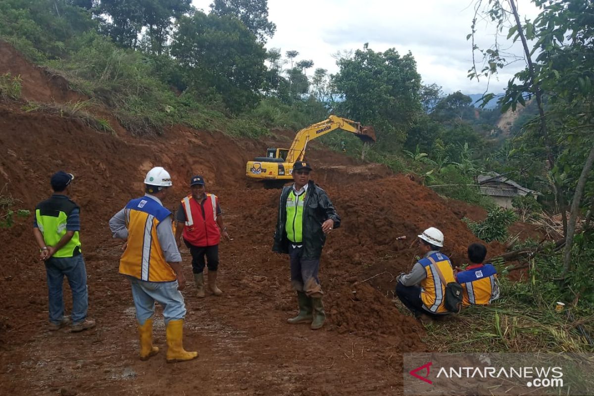 Ketebalan tanah yang putuskan akses di Sukajaya Bogor capai 3 meter